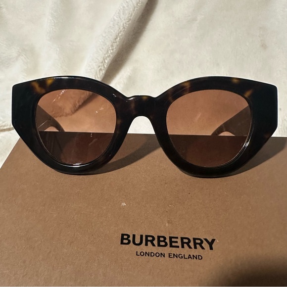 Burberry BE4390 Meadow Tortoise Frame Brown Gradient Lenses Sunglasses $398 - Picture 4 of 8